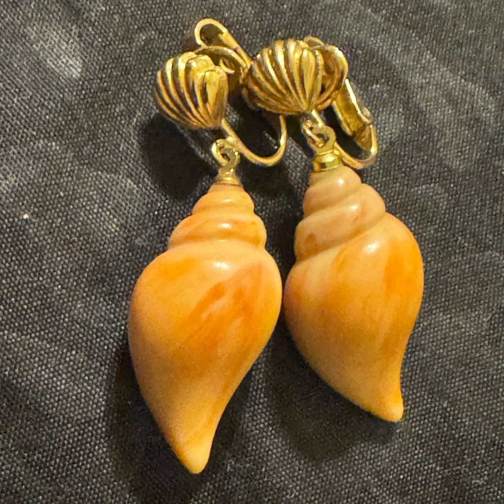 Vintage 70s Avon Seashell Earrings Conch Shell 1975 Dangle Jewelry